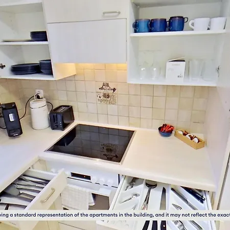 Charming 15 Mins From Life Apartman *